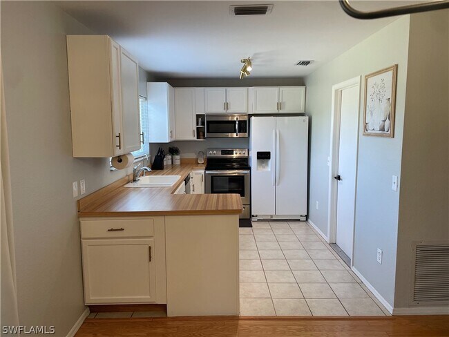Building Photo - 4023 E Sunflower Cir