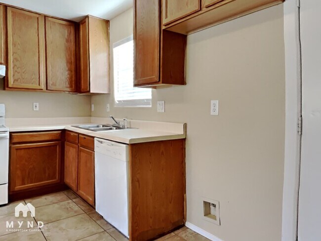 Foto del edificio - 2434 E Roeser Rd