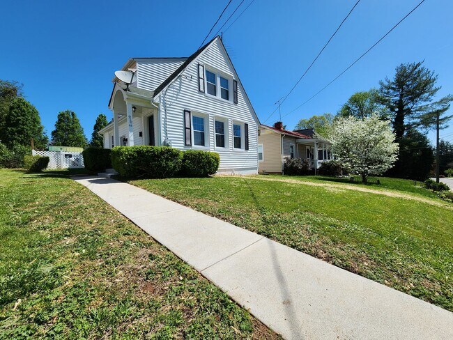 Foto del edificio - 2 Bedroom || 1 Bathroom House - Newly Reno...