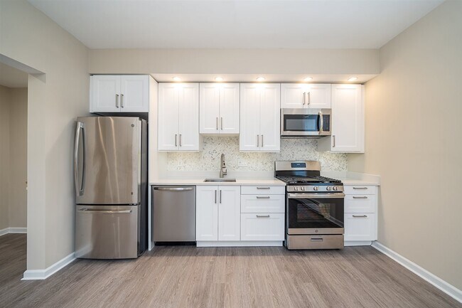Building Photo - 66-68 W 40th St