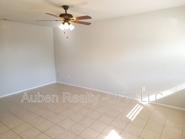 Building Photo - 1106 Suburban Dr