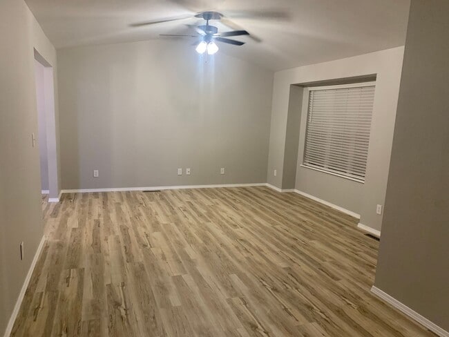 Building Photo - Beautiful updated 3 Bedroom 2 Bathroom Hom...