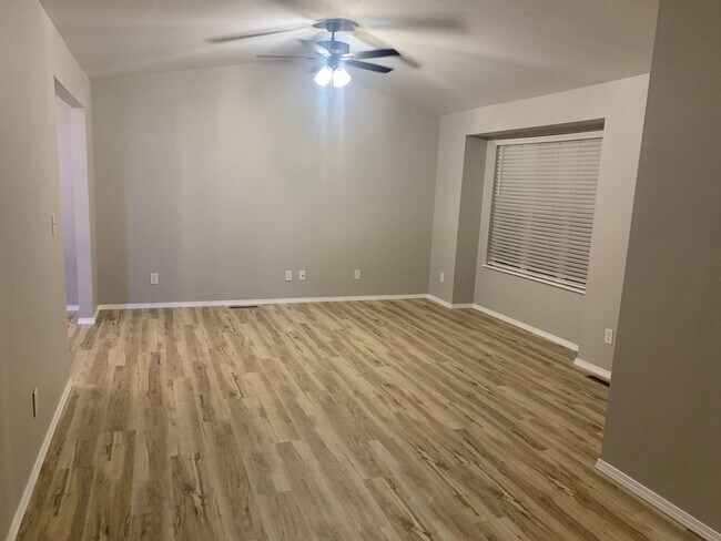 Foto del edificio - Beautiful updated 3 Bedroom 2 Bathroom Hom...