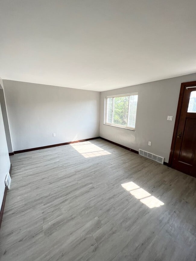 Building Photo - Updated 3 Bed, 1 Bath Ranch Home in Brentw...