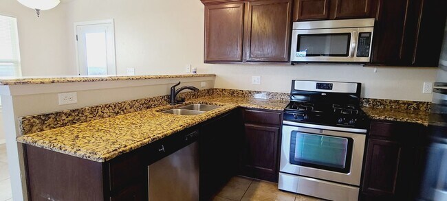 Foto del edificio - Gorgeous 3 bedroom 2 bath home in East El ...