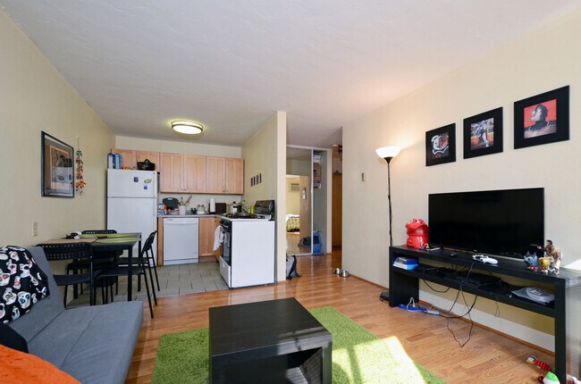 Building Photo - 1 Bed/1 Bath Condo Available June 1!