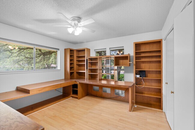 Building Photo - 1000 Space Ln