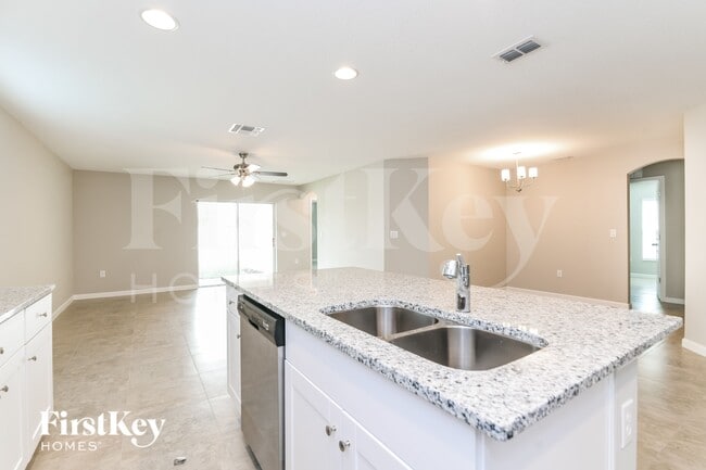 Foto del edificio - 405 Earhart Dr