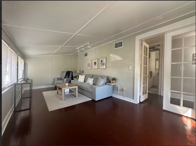 Building Photo - Charming 1/1 Home Just Minutes from Campus