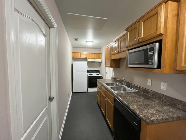 Kitchen with all appliances - 459 Jackson St