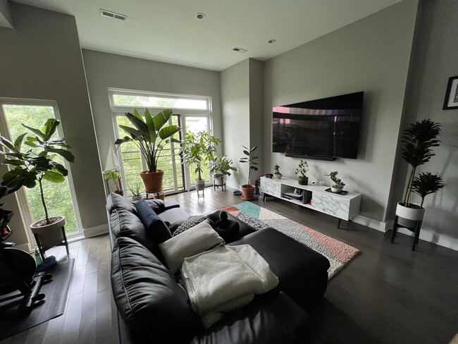 Los techos de 9 pies y las ventanas orientadas al oeste crean una excelente iluminación natural. - 3821 14th St NW