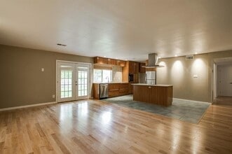 Building Photo - 2312 Versailles Dr