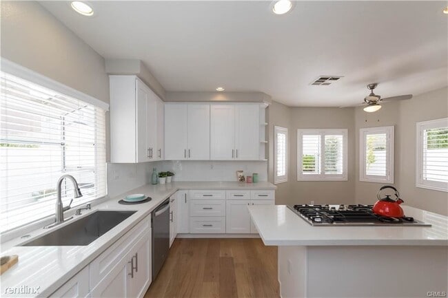 Building Photo - 3 br, 2.5 bath House - 2123 Elm Ave