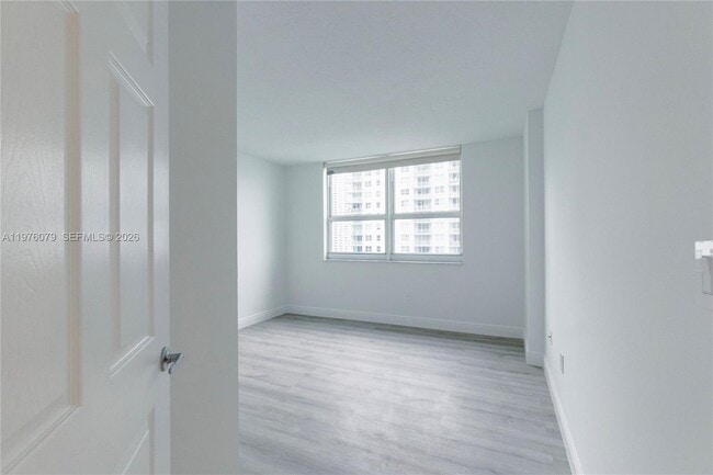 Building Photo - 1155 Brickell Bay Dr