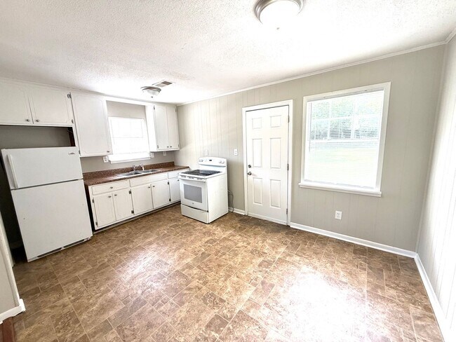 Building Photo - ** 3 bed 2 bath located in Capitol Heights...