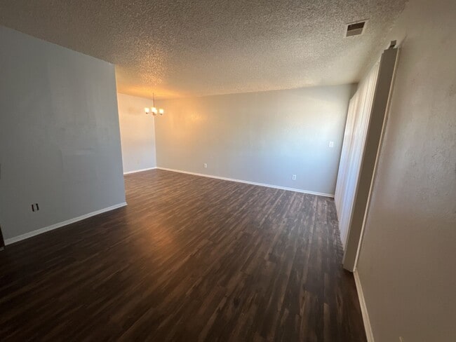 Foto del edificio - 2 Bedroom 1 Bathroom Apartment in Aurora  **Move-In Special**