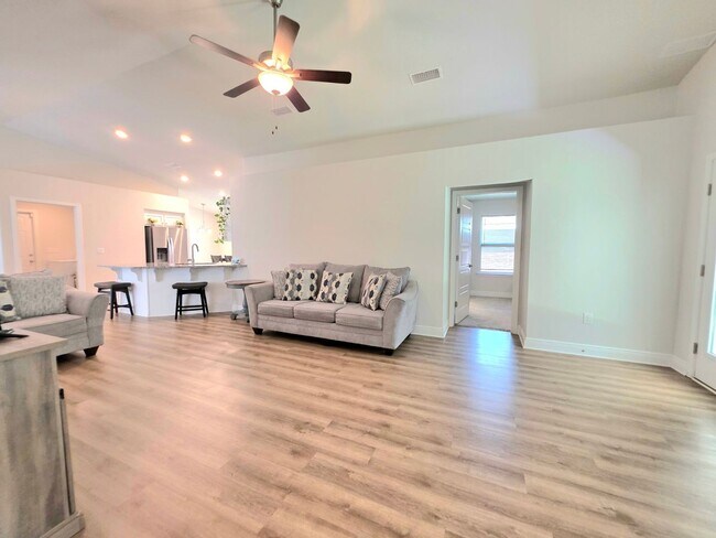 Building Photo - Spacious 4BR Home Near Navy Federal & UWF ...