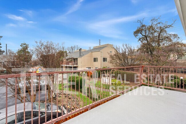 Building Photo - Upstairs Unit in Arcade Lake with Garage -...