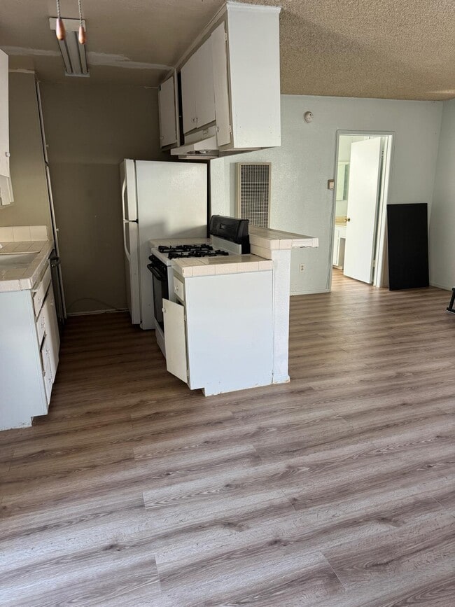 Building Photo - 6819 Variel Ave