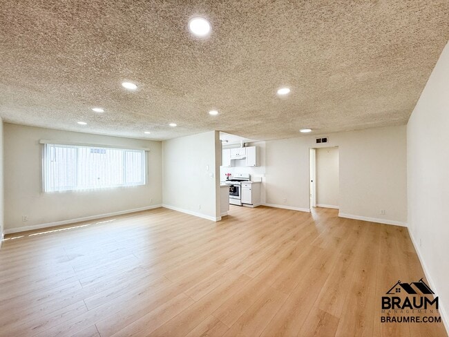 Building Photo - 221 W Elm Ave
