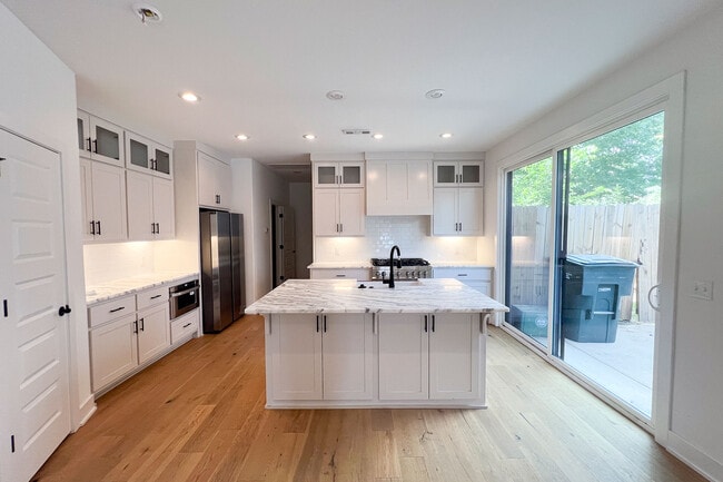 Building Photo - 933 W Holly St