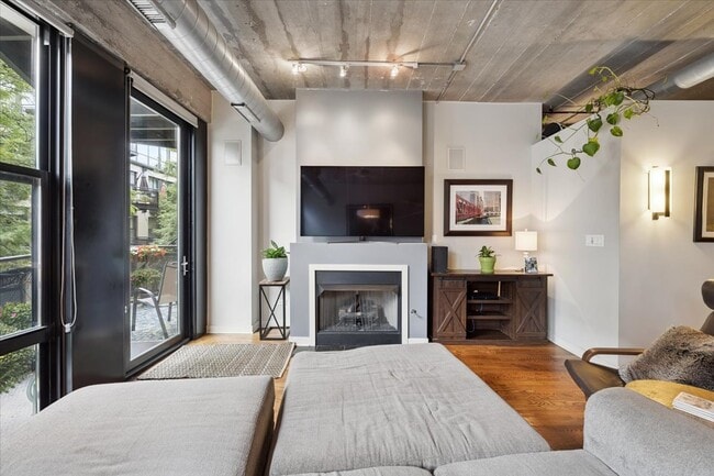 Foto del edificio - 1150 W 15th St