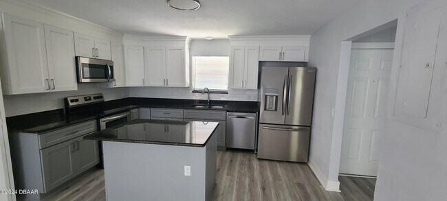 Foto del edificio - 1045 Cedar St