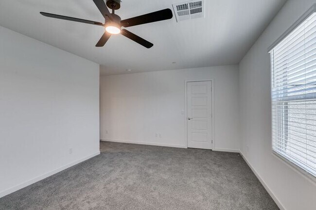 Foto del edificio - Beautiful New 3 Bed / 2.5 Bath Townhome 89178