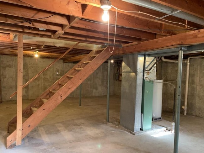 Building Photo - 838 Hitt St