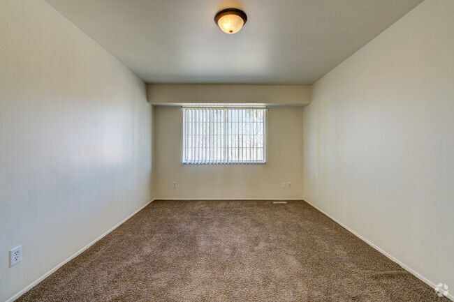 1BR-1BA-700SF - Bedroom - Rivershell Lansing Apartments