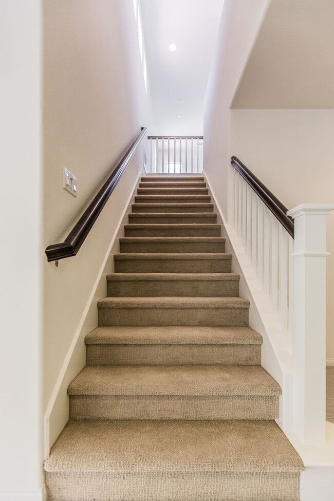 Building Photo - 4BD/3BA/2Garage Two Story Highly upgraded ...