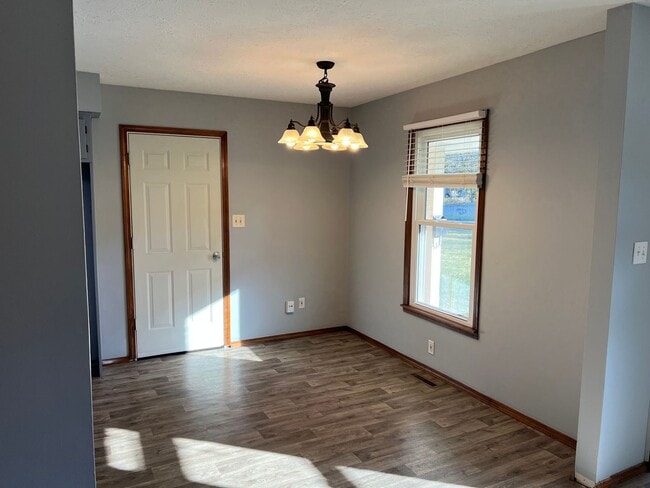 Building Photo - AVAILABLE NOW! Walking Distance to Silver Springs Park
