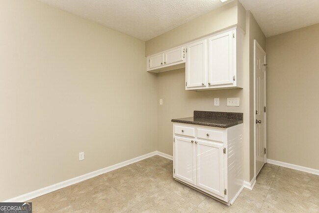 Building Photo - 6016 Castlegate Dr