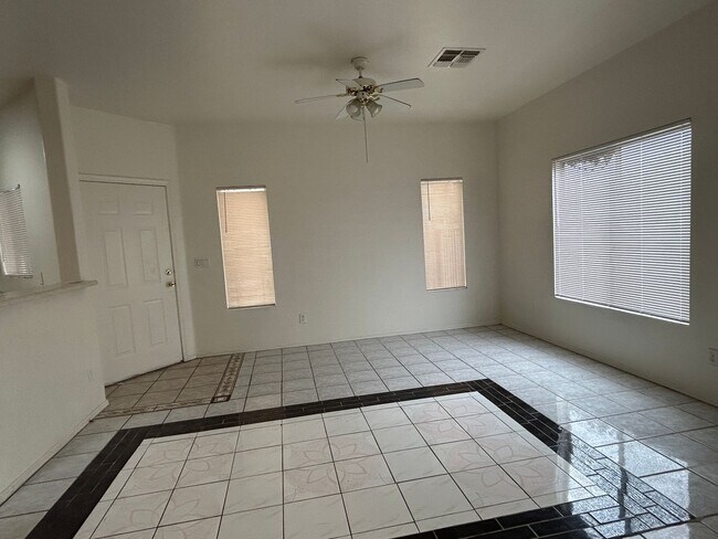 Foto del edificio - 3 Bedroom 2 1/2 Bathroom Freshly painted & carpet, Close to Grand Canyon University