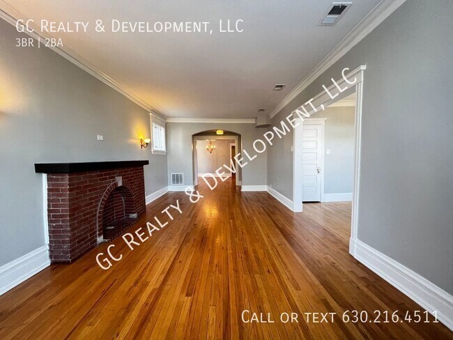 Building Photo - ***3 BDRM + OFFICE / 2 FULL BTH / HARDWOOD...