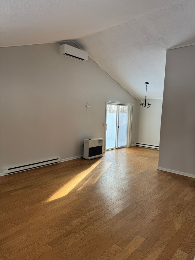 Building Photo - 9-11 Oakview Dr