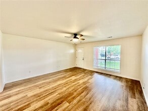 Building Photo - 802 E Kara Ln