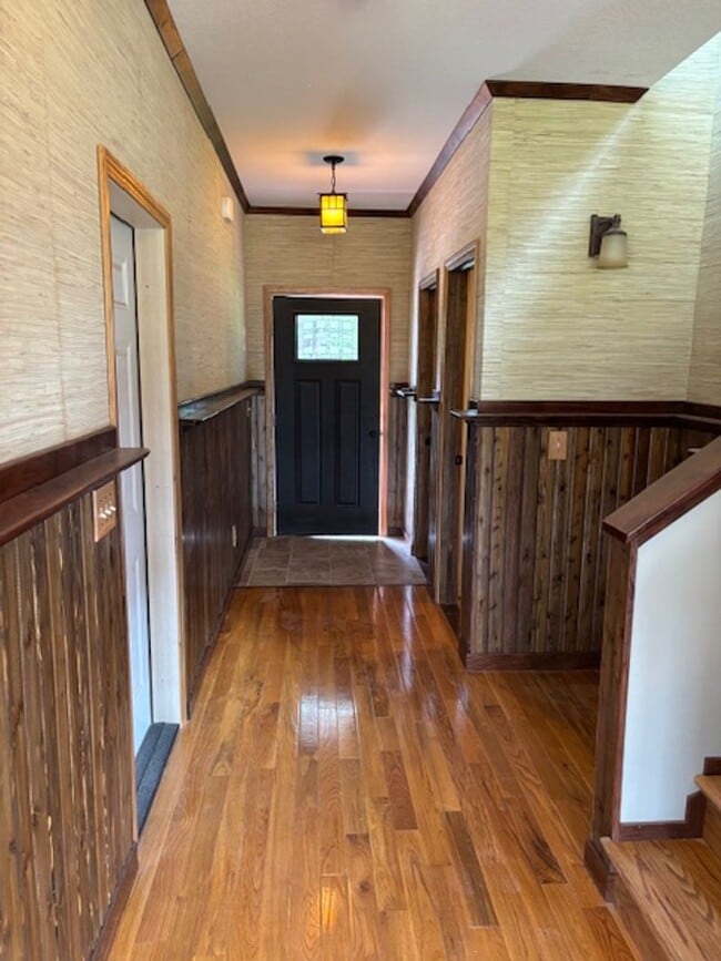 Building Photo - Stunning 3-Bed, 2.5-Bath Country Home on 3...
