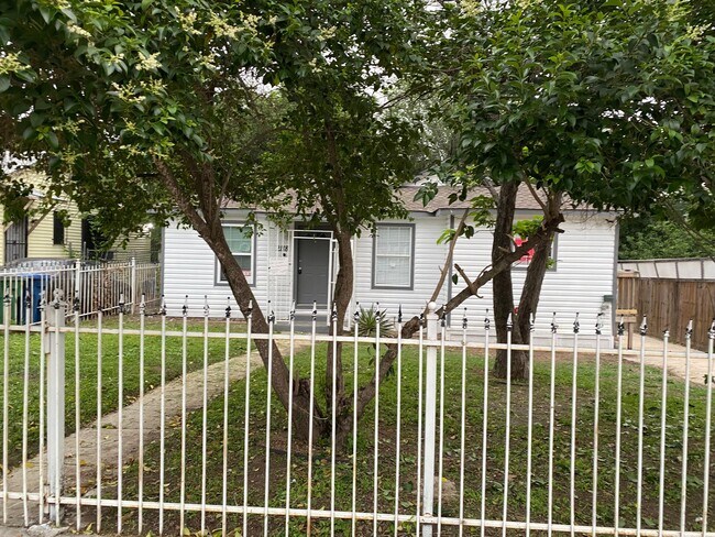 Photo - 2118 Burnet St House