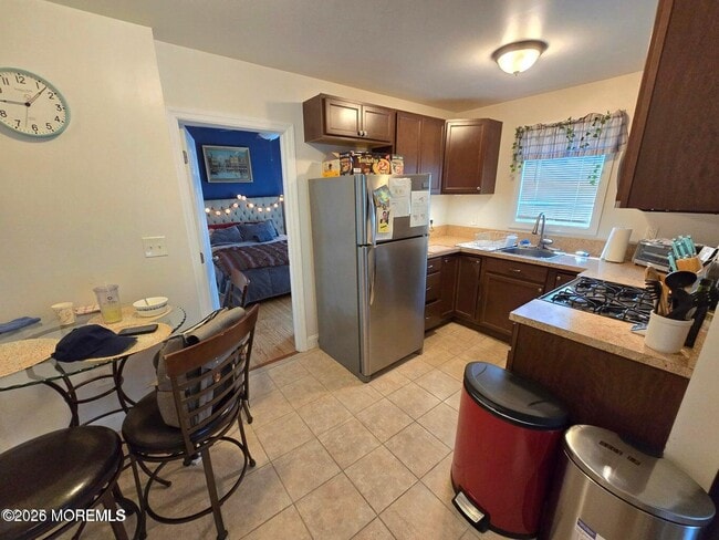 Building Photo - 406 4th Ave