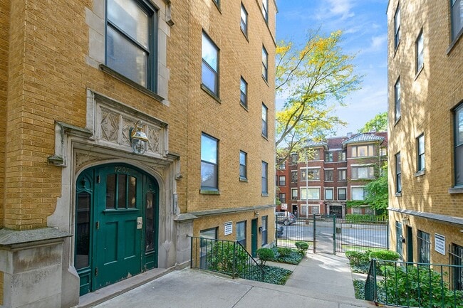 Building Photo - Beautiful 2Bed/1Bath in South Shore!