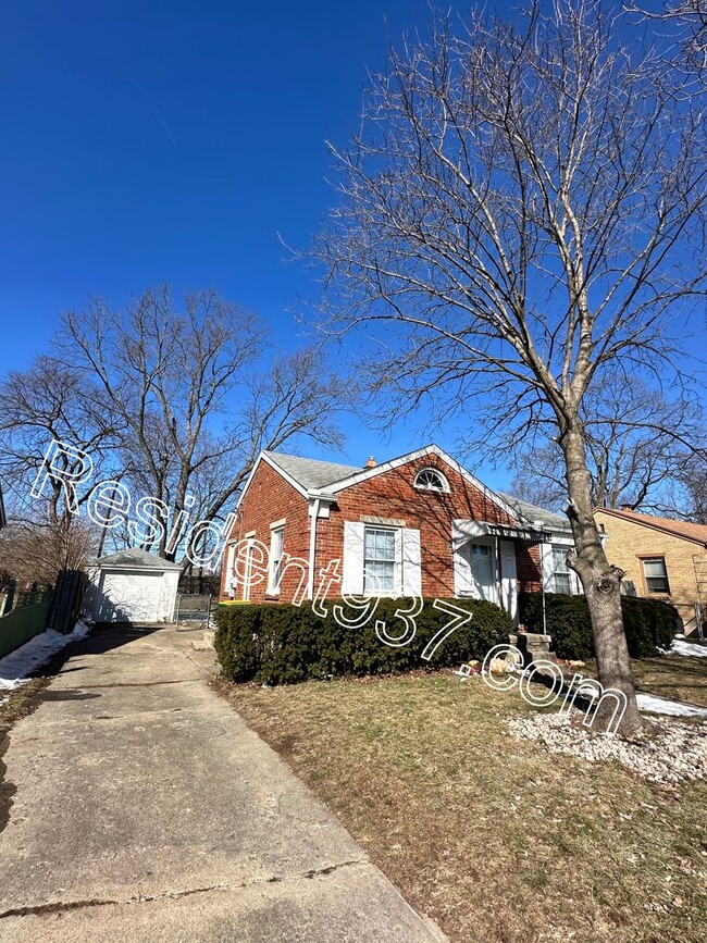 Building Photo - 2 Bed 1 Bath home with fenced in backyard