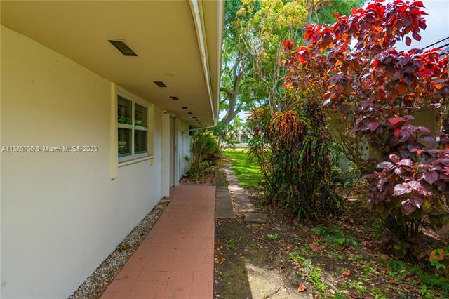 Foto del edificio - 8122 SW 83rd St