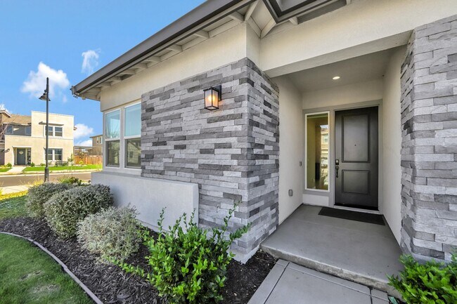 Foto del edificio - Beautiful Corner Lot 3 Bed 3 Bath Home