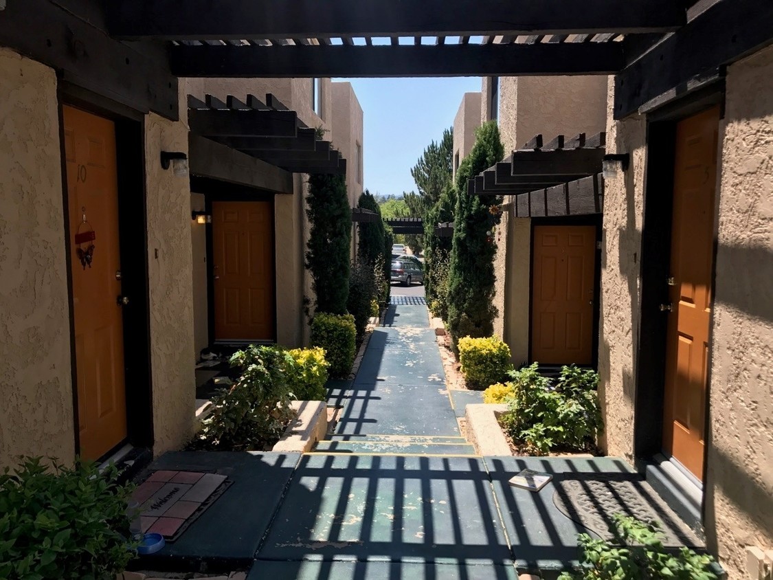 Building Photo - Courtyard Apartments