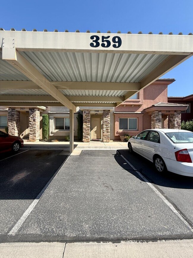 Building Photo - 3-BR Townhome Near Costco