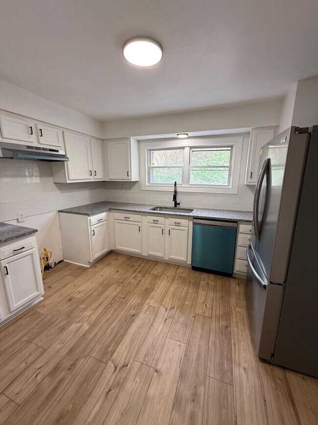 Foto del edificio - Newly Renovated 3 Bedroom in Swissvale- Spacious Single Family Home!