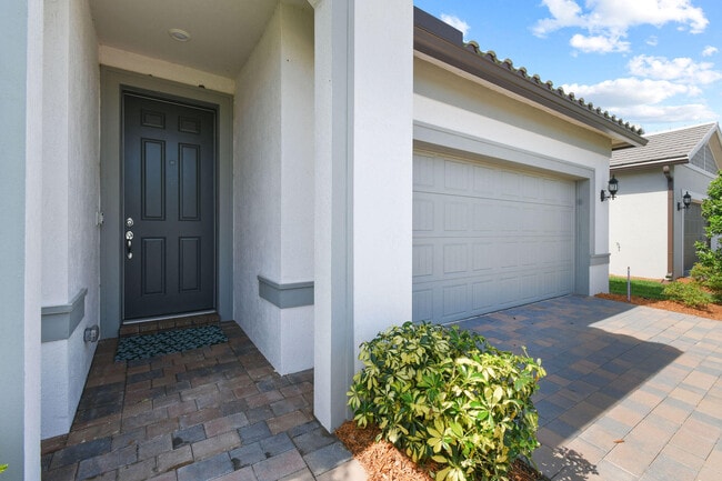 Building Photo - 758 SE Courances Dr