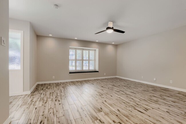 Building Photo - Move in ready ranch style home with custom finishes!