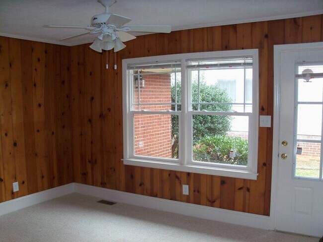 Building Photo - Remodeled one bedroom in Dilworth!
